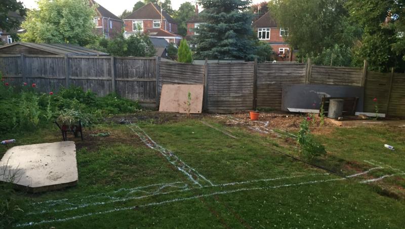 Un bărbat s-a apucat să sape în grădină și a transformat locul total. Vecinii, uimiți de ceea ce au descoperit în curtea acestuia