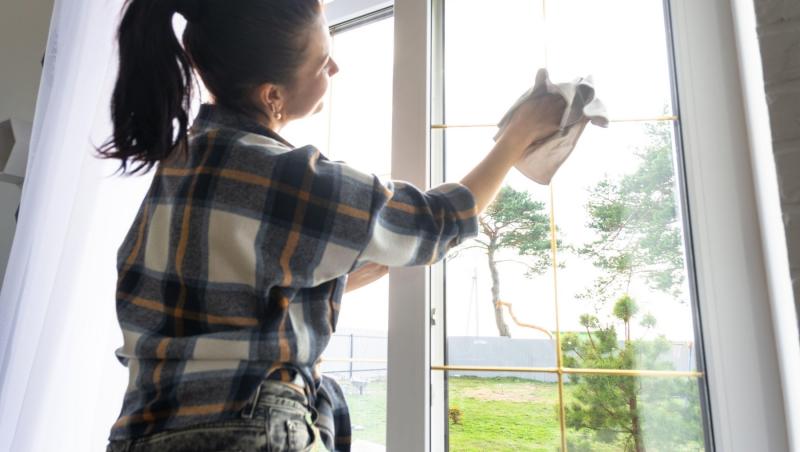 Cum se curăță corect geamurile, fără urme sau pete. Trucul care te ajută să ai ferestre sau oglinzi impecabile