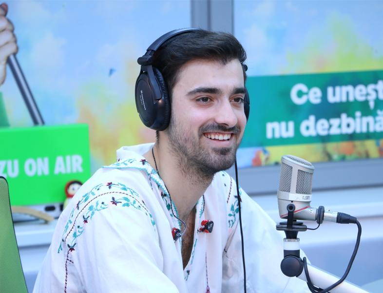 liviu teodorescu cu barbă și căști în fața unui microfon la radio