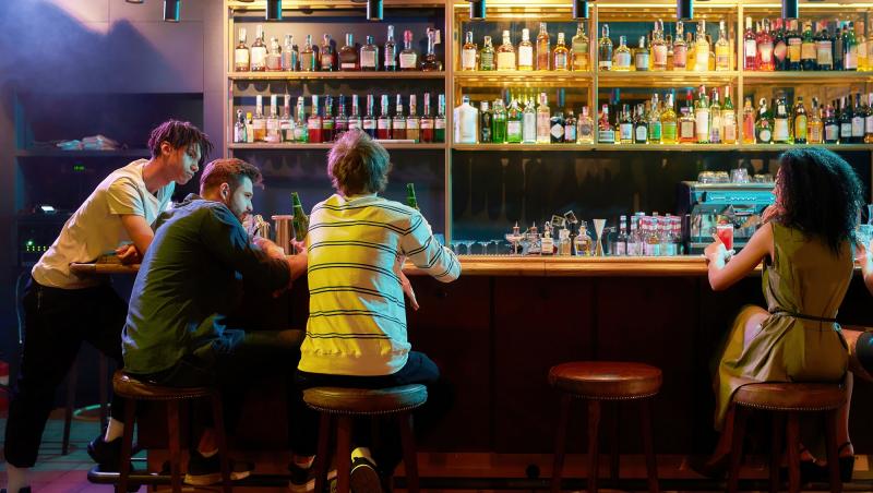 O imagine cu trei bărbați la un bar s-a transformat într-un test de inteligență rapid