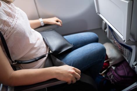 Ce a putut să facă o femeie însărcinată atunci când o pasageră din avion și-a pus picioarele pe scaunul ei. Ce a urmat
