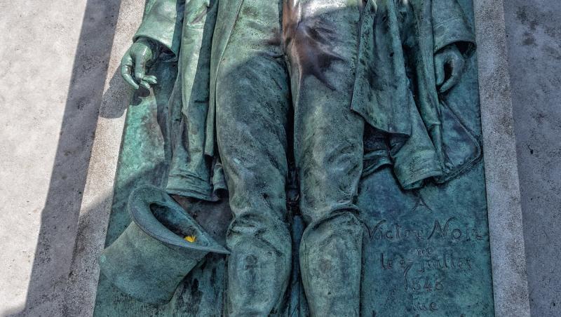 De ce mii de femei au ajuns să sărute și să pipăie o statuie din bronz. Nu o să-ți vină să crezi de ce fac acest lucru