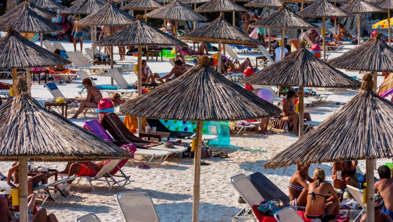 Turistă româncă în Thasos, supărată pe cei care fac plajă pe prosop. Ce a spus după ce a plătit 15 euro pe un șezlong