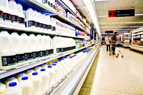 Cât mai costă, în prezent, laptele în supermarket. Lista de alimente mai ieftine, după OUG care a intrat în vigoare