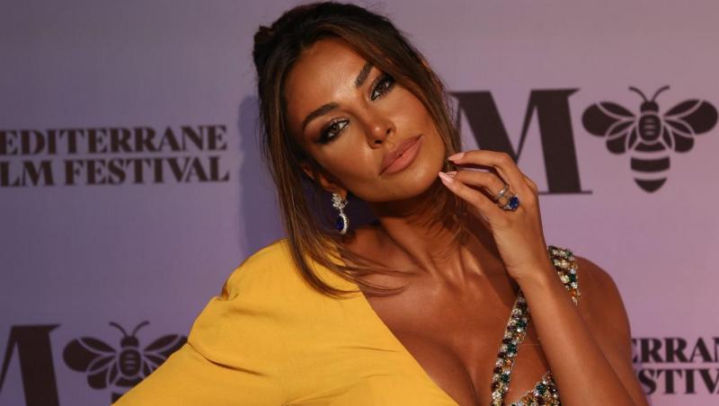 Mădălina Ghenea s-a filmat pe balcon într-un costum de baie imaculat. Momentul în care actrița renunță la sutien la final