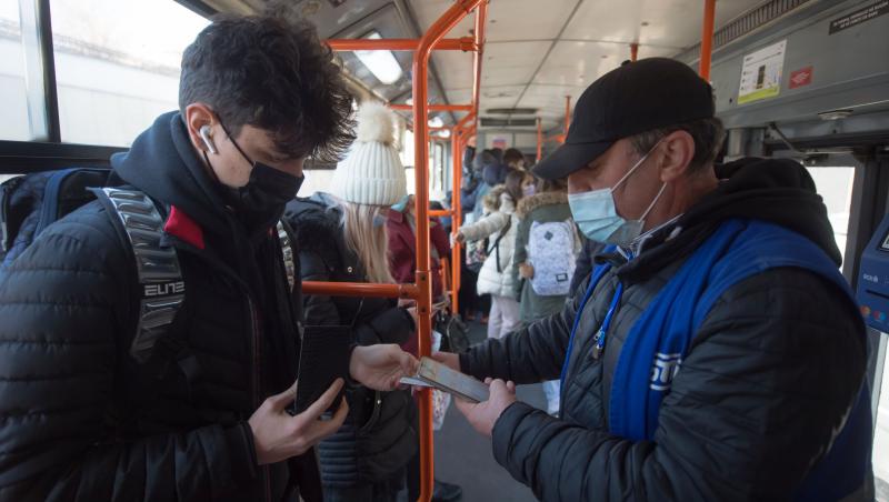 O femeie din București a primit amendă în autobuz, cu toate că plătise biletul STB prin SMS. Cum a fost posibil așa ceva