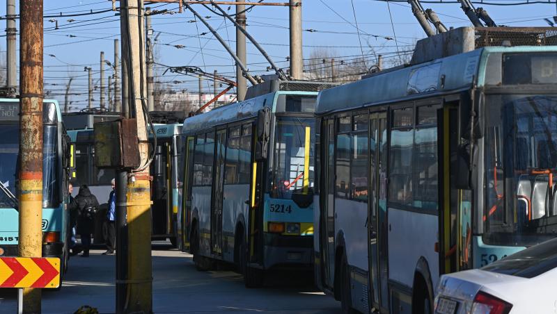 O femeie din București a primit amendă în autobuz, cu toate că plătise biletul STB prin SMS. Cum a fost posibil așa ceva