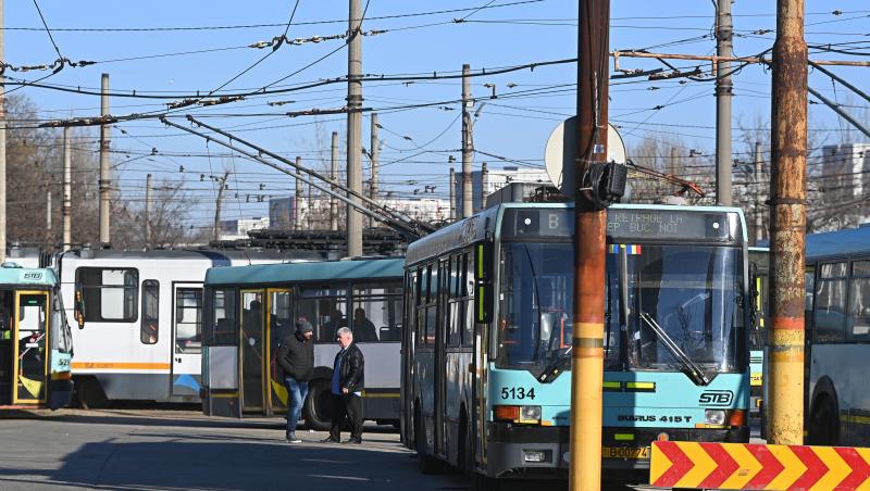 O femeie din București a primit amendă în autobuz, cu toate că plătise biletul STB prin SMS. Cum a fost posibil așa ceva