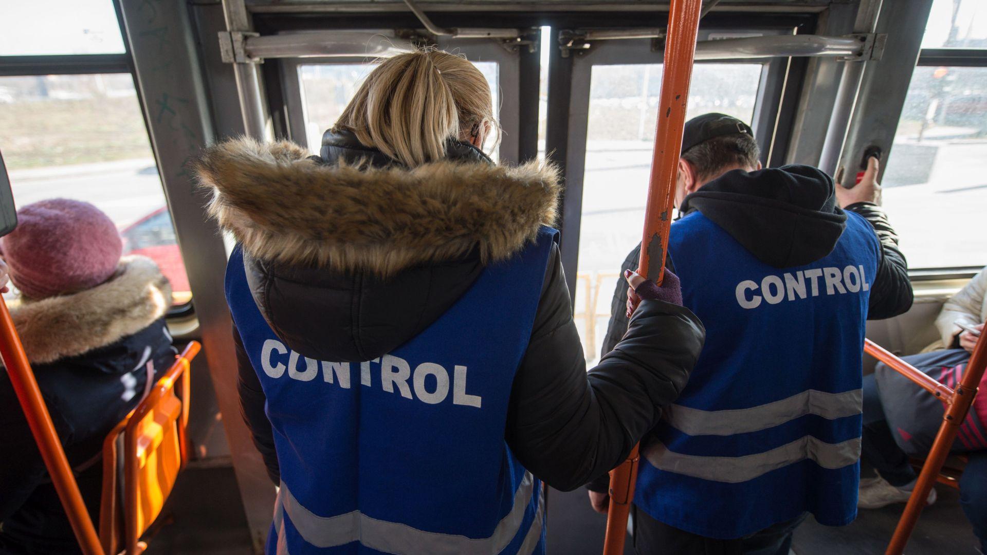 O femeie din București a primit amendă în autobuz, cu toate că plătise biletul STB prin SMS. Cum a fost posibil așa ceva