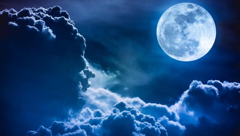 Cele 4 zodii care vor fi cel mai puțin afectate de luna albastră, de pe 30 august. Cum se va manifesta