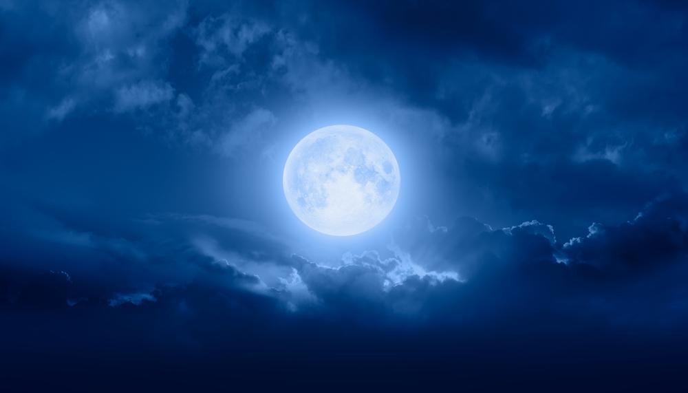 Cele 4 zodii care vor fi cel mai puțin afectate de luna albastră, de pe 30 august. Cum se va manifesta
