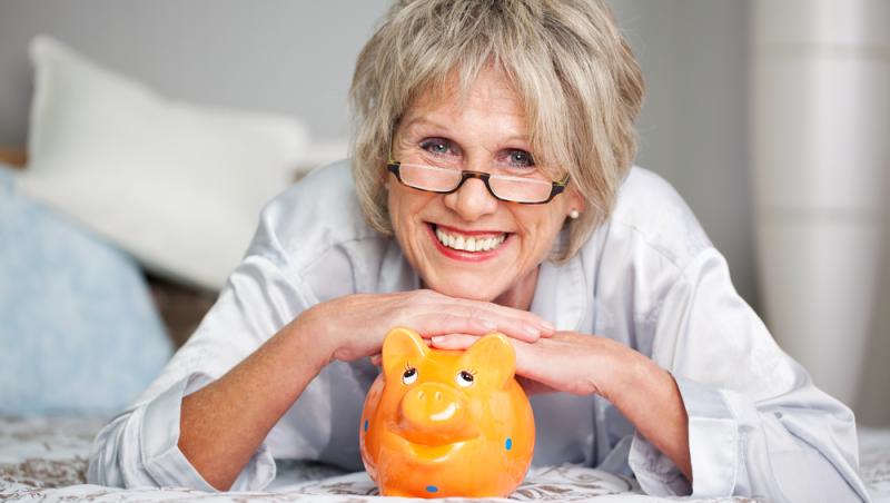 Vești bune pentru pensionari în luna august 2023! Seniorii primesc banii de pensie mai devreme. Când se va face plata pe card