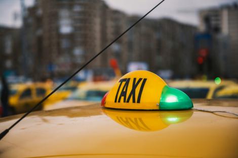 Un bătrân a uitat o sacoșă cu 40.000 de euro într-un taxi. Ce a făcut taximetristul când a realizat ce are în portbagaj