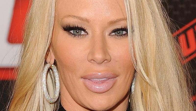 Celebra actriță de filme pentru adulți, Jenna Jameson, s-a pozat în pat cu soția sa. Imagini din intimitatea casei celor două