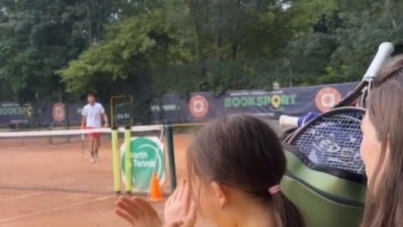 Andreea Bălan și-a dus fiicele la tenis alături de Victor Cornea. Cum și-a surprins artista iubitul în compania micuțelor sale