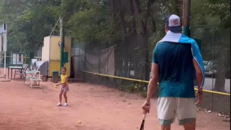 Andreea Bălan și-a dus fiicele la tenis alături de Victor Cornea. Cum și-a surprins artista iubitul în compania micuțelor sale
