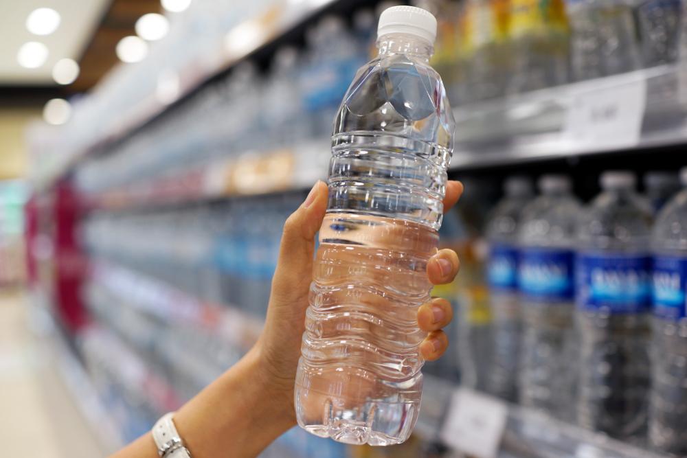 imagine cu o sticla de apă luata din magazin