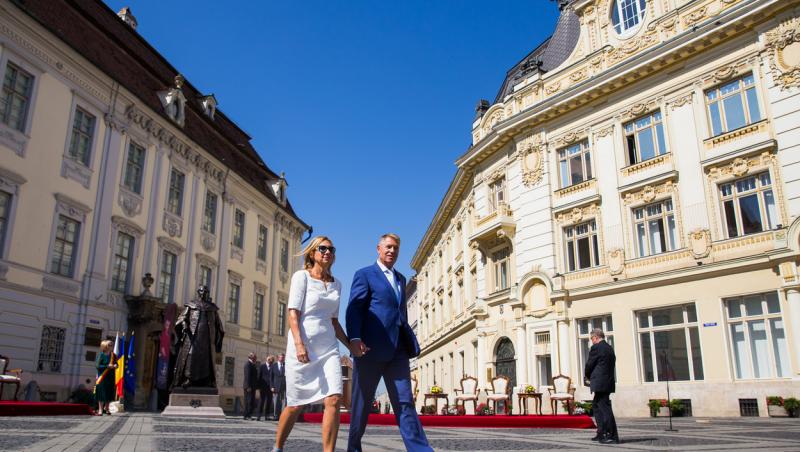 Klaus Iohannis, în pantaloni scurți pe Vârful Moldoveanu. Cum a fost surprinsă în același loc soția președintelui | Foto