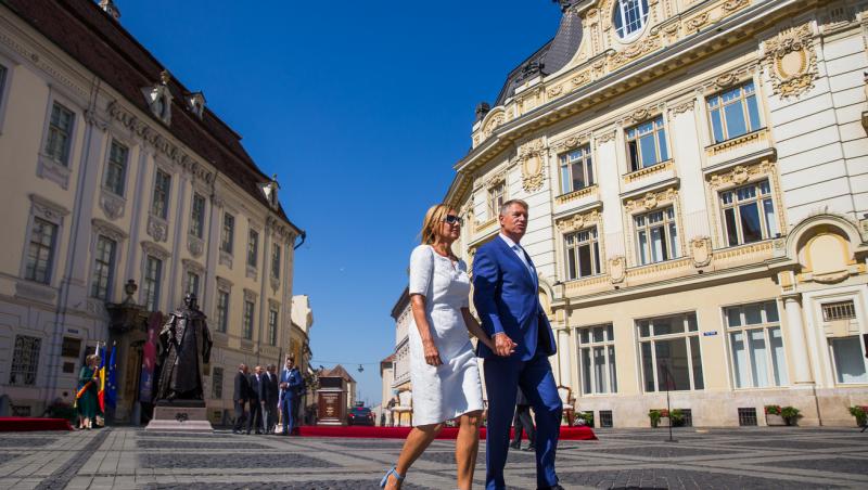 Klaus Iohannis, în pantaloni scurți pe Vârful Moldoveanu. Cum a fost surprinsă în același loc soția președintelui | Foto