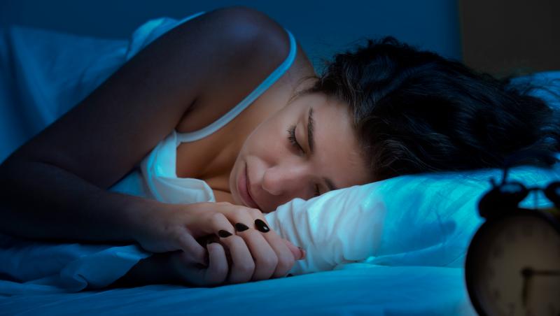 imagine cu o femeie care doarme si vorbeste in somn