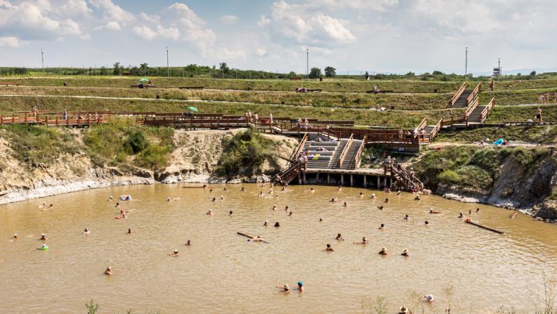Cum arată stațiunea adorată de turiști, supranumită „Marea Moartă din Transilvania”. Cât costă o zi de tratament