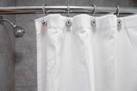 Cum cureți mucegaiul de pe perdeaua de la duș. Cu ce poți înlocui produsele chimice din comerț