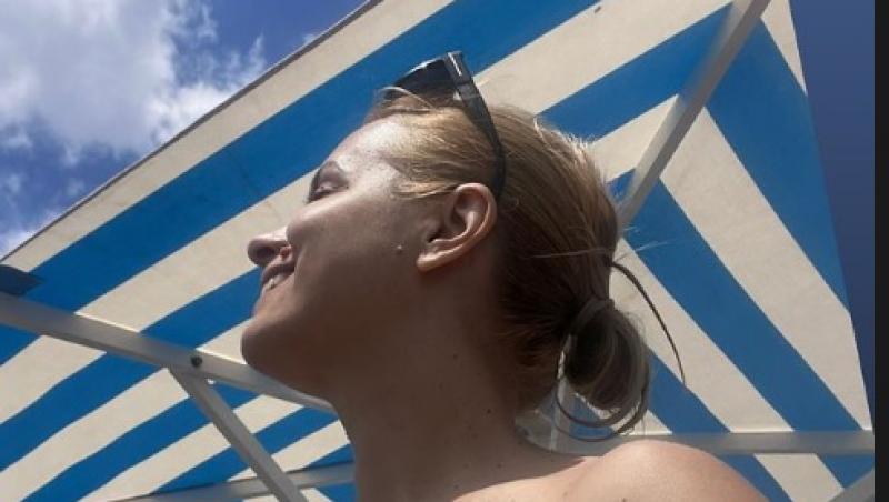 Simona Gherghe, apariție în costum de baie în vacanță. Cum se distrează prezentatoarea Mireasa la plajă