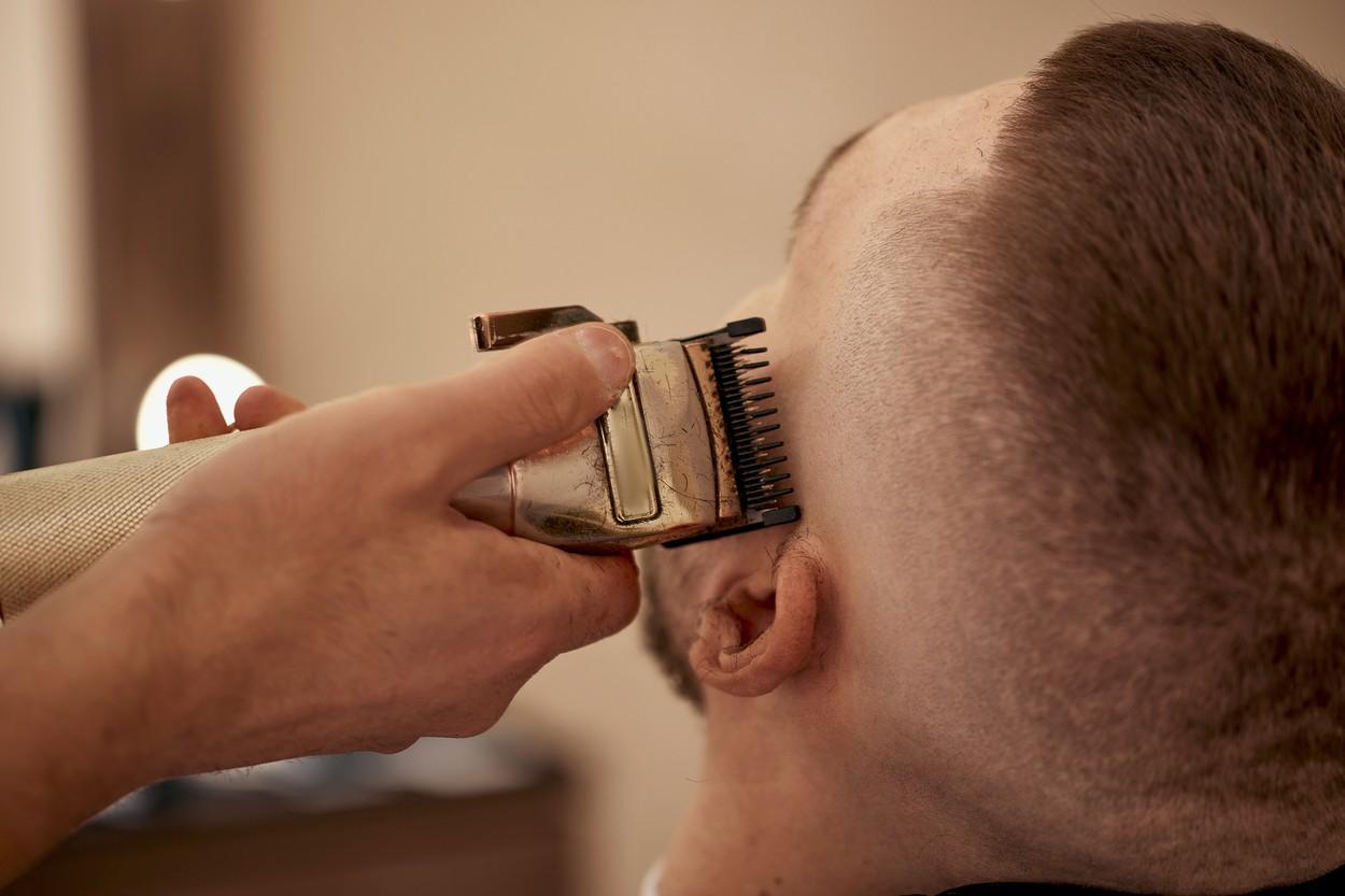 imagine cu capul unui barbat la frizer