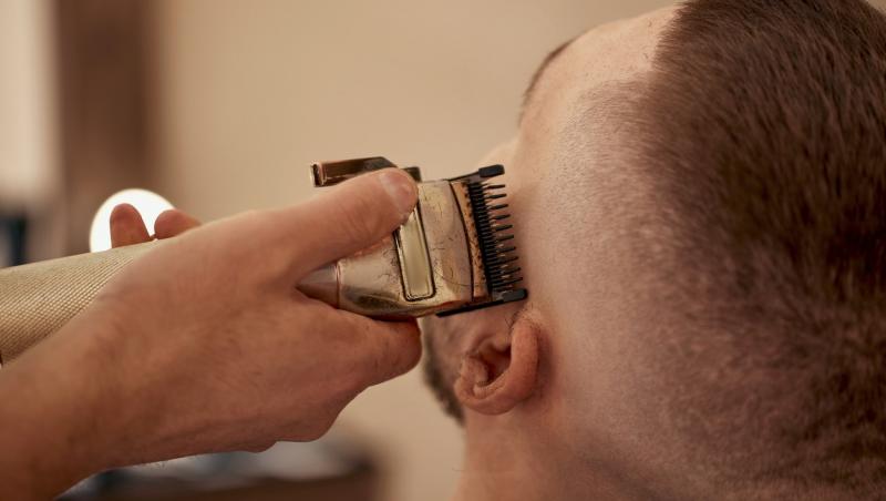 imagine cu capul unui barbat la frizer