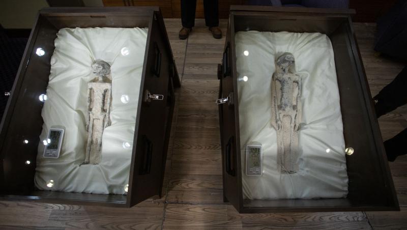 Imagini uluitoare cu două „mumii de extratereștri”, vechi de 1.000 de ani. Cum arată creaturile cu trei degete și formă umană