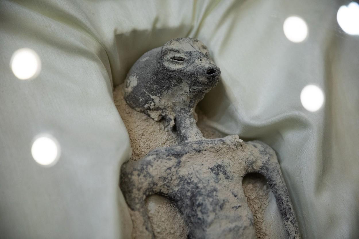 imagine cu mumia de extraterestru prezentata in congresul mexican