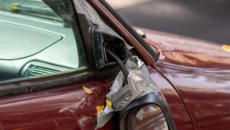 O femeie i-a vandalizat mașina amantei, după ce a aflat că partenerul este infidel. Ce i-a lăsat scris cu markerul pe capotă