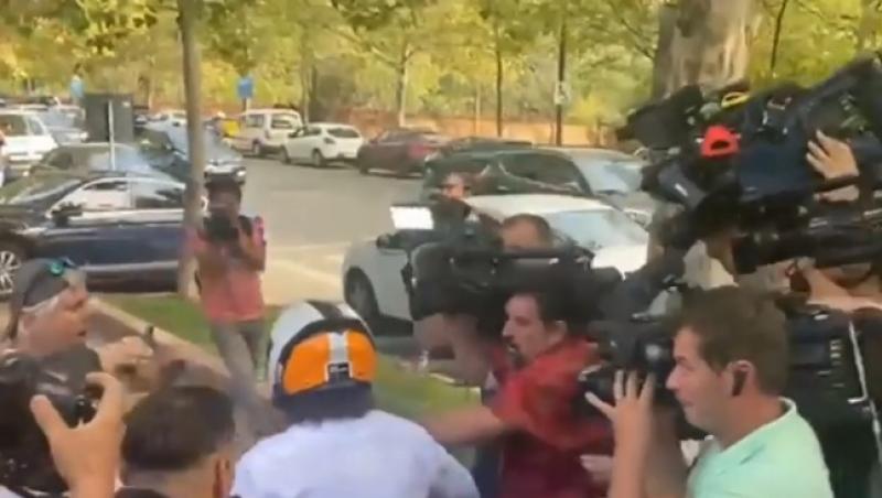 Momentul în care tatăl lui Vlad Pascu intră cu scuterul în jurnaliști la scurt timp după ce soția sa a fost reținută 24 de ore