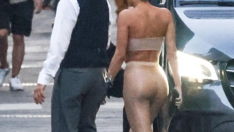 Soția lui Kanye West „lovește” din nou! S-a îmbrăcat toată în articole transparente, iar trecătorii au crezut că e goală pușcă!