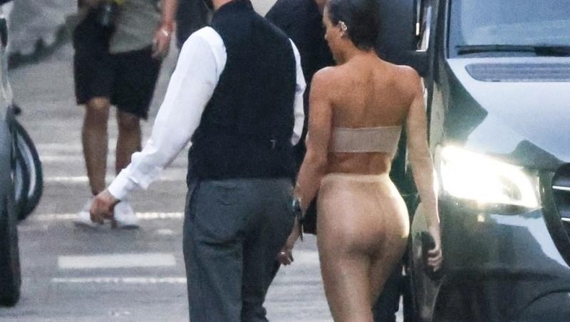 Soția lui Kanye West „lovește” din nou! S-a îmbrăcat toată în articole transparente, iar trecătorii au crezut că e goală pușcă!