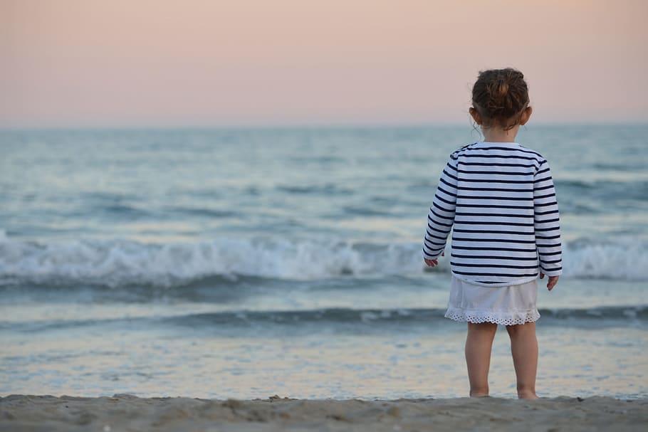 imagine cu un copil pe o plaja in antalya