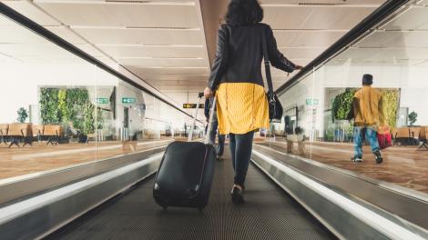 O femeie a fost prinsă în aeroport ascunzând ceva complet neașteptat în lenjeria intimă. Ce încerca să transporte pe sub haine