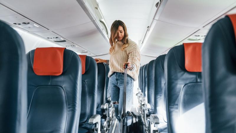 Cum poți păstra un loc liber lângă tine în avion. Un bărbat a folosit deja acest truc și pare că a funcționat