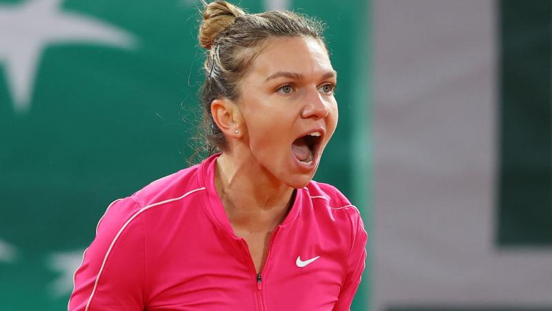 simona halep imbracata in roz cu coc tipa pe terenul de tenis