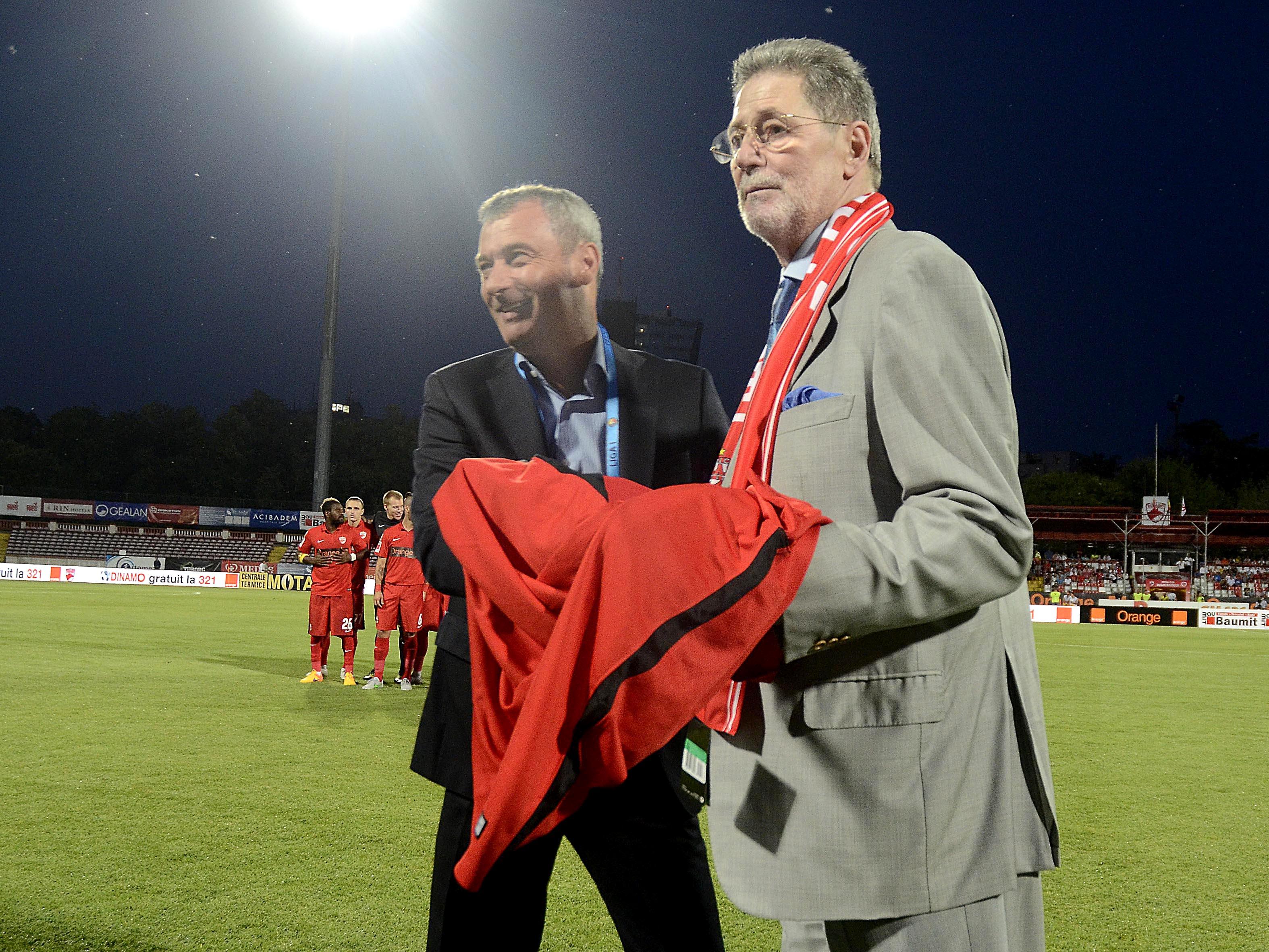 cornel dinu in costum si cu fular dinamo fotografiat pe teren