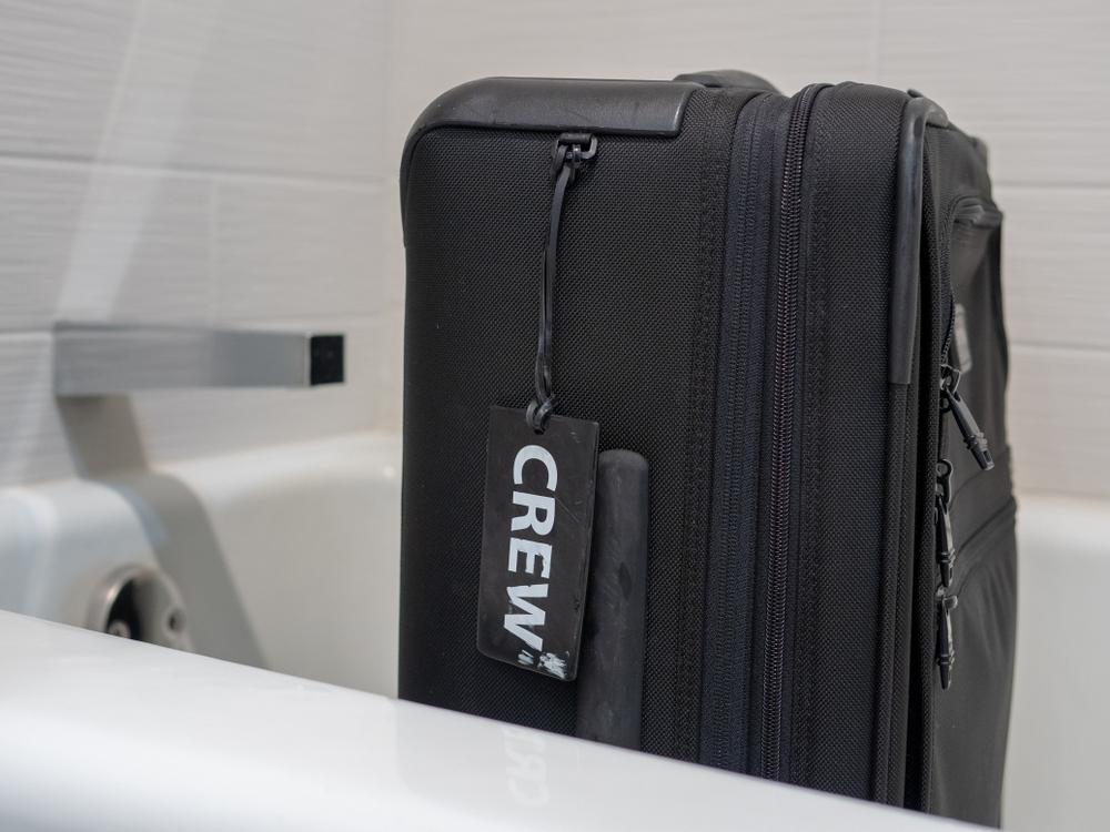 De ce este bine să pui bagajul de mână în baia camerei de hotel, potrivit experților