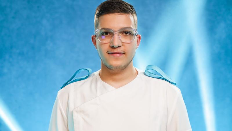 Chefi la cuțite, sezonul 12. Chef Cătălin Scărlătescu și-a format echipa. Cine sunt concurenții care au primit tunica turcoaz