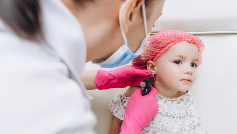 Specialiștii dezvăluie de ce este periculos să îi faci găuri în urechi copilului imediat după naștere