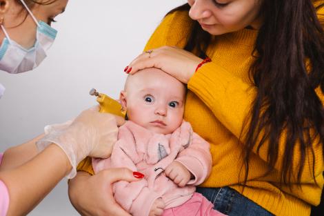 Specialiștii dezvăluie de ce este periculos să îi faci găuri în urechi copilului imediat după naștere