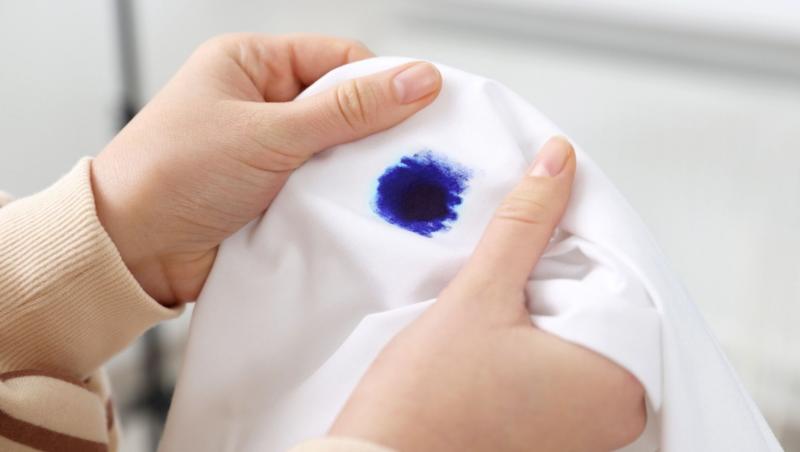 Cum scoți petele de cerneală de pe hainele tale sau ale copiilor. Trucul  care îți va face viața mai ușoară! | Antena 1