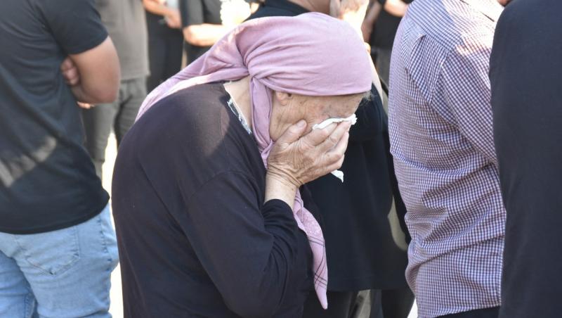 Victimele incediului de la nunta din Iark au fost duse pe ultimul drum în sicrie albe. Zid uman în jur, în urmă cenușă | FOTO