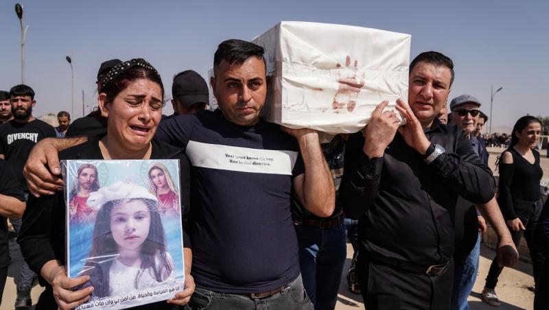 Victimele incediului de la nunta din Iark au fost duse pe ultimul drum în sicrie albe. Zid uman în jur, în urmă cenușă | FOTO