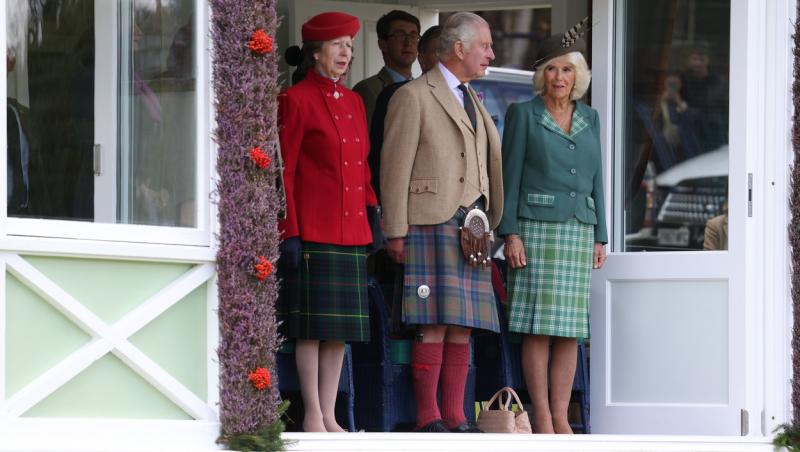 Regele Charles și Camilla, în „fuste” asortate la un eveniment. Cum arată în partea de jos ținuta surprinzătoare a monarhului