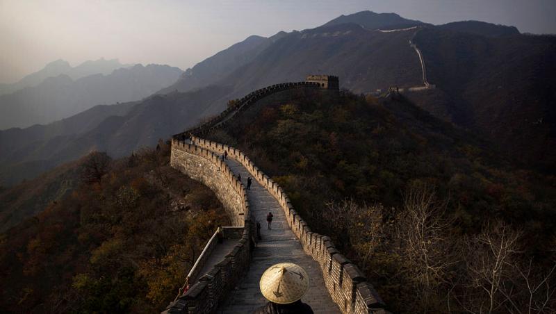 Doi muncitori au fost arestați după ce au încercat să facă o „scurtătură” cu excavatorul prin Marele Zid Chinezesc