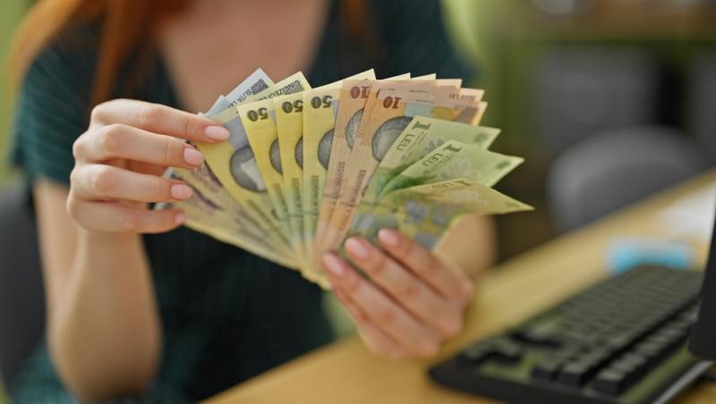 Românii vor fi nevoiți să scoată din buzunar mai mulți bani de la 1 ianuarie 2024 pentru anumite produse. Ce se scumpește